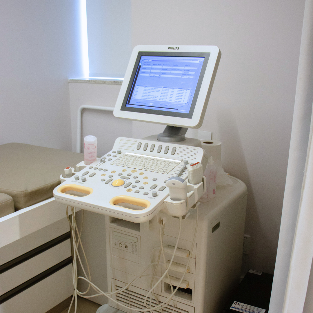 Sala de exames equipada da Clínica Pulsarti.