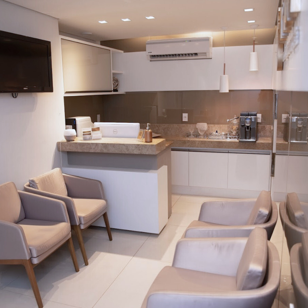 Recepção moderna e acolhedora da Clínica Pulsarti.