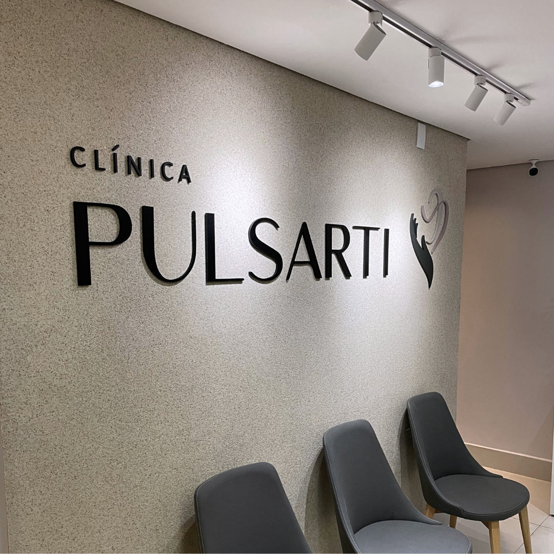 Recepção moderna e acolhedora da Clínica Pulsarti.