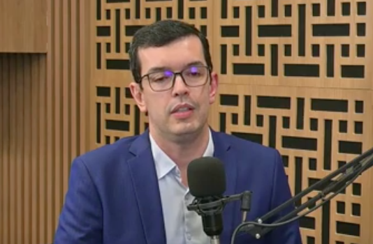 Dr. Rafael Côrtes analisando exames cardiológicos com precisão