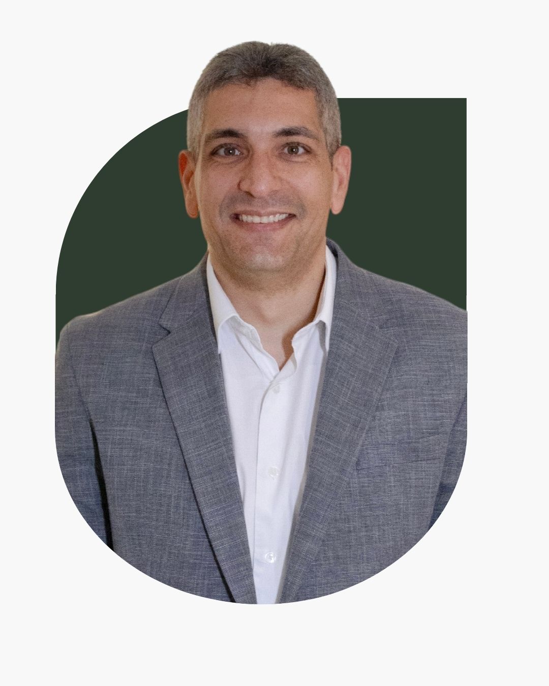 Foto do Dr. Cássio Soeiro, cardiologista e especialista em ecocardiograma, sorrindo na fachada da Clínica Pulsarti