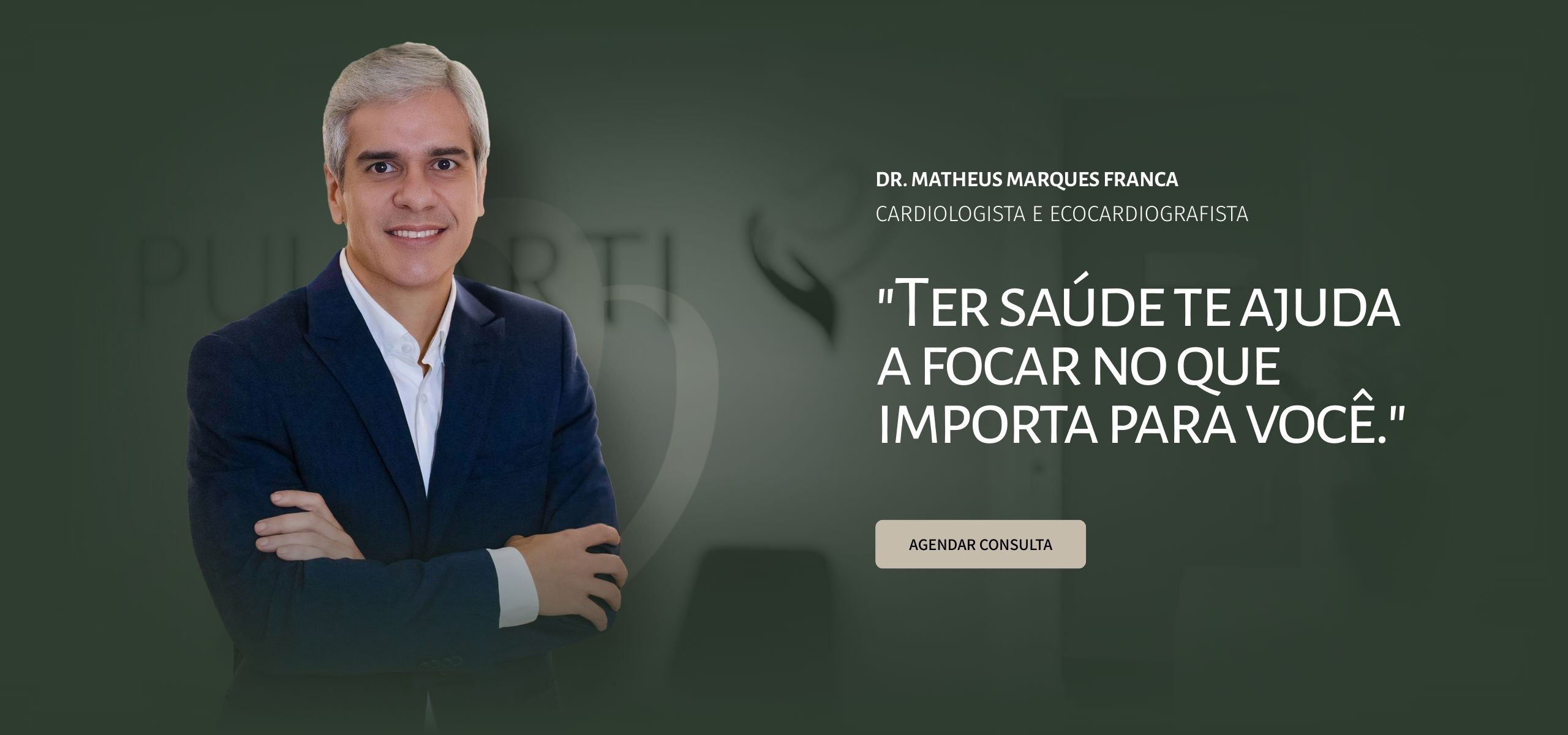 Foto do Dr. Matheus Marques, cardiologista e especialista em ecocardiograma, sorrindo na fachada da Clínica Pulsarti