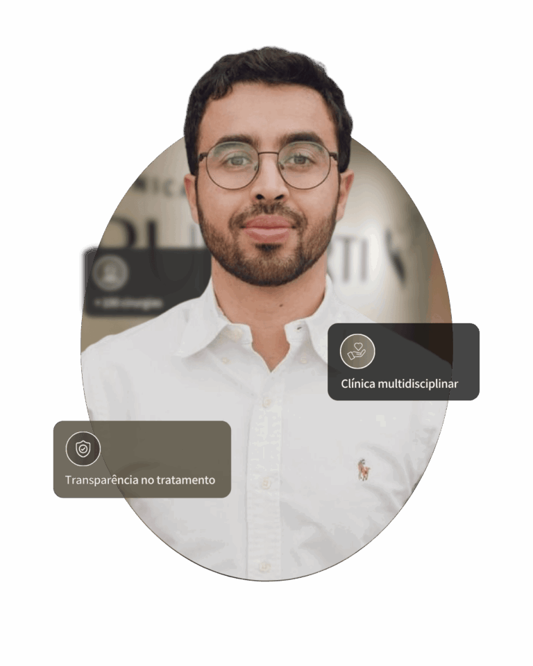 Foto do Dr. Caio Simões, cardiologista, na fachada da Clínica Pulsarti