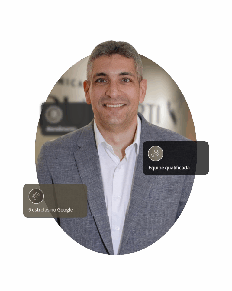 Foto do Dr. Cássio Soeiro, cardiologista e especialista em ecocardiograma, sorrindo na fachada da Clínica Pulsarti