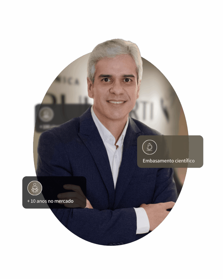 Foto do Dr. Matheus Marques, cardiologista e especialista em ecocardiograma, sorrindo na fachada da Clínica Pulsarti