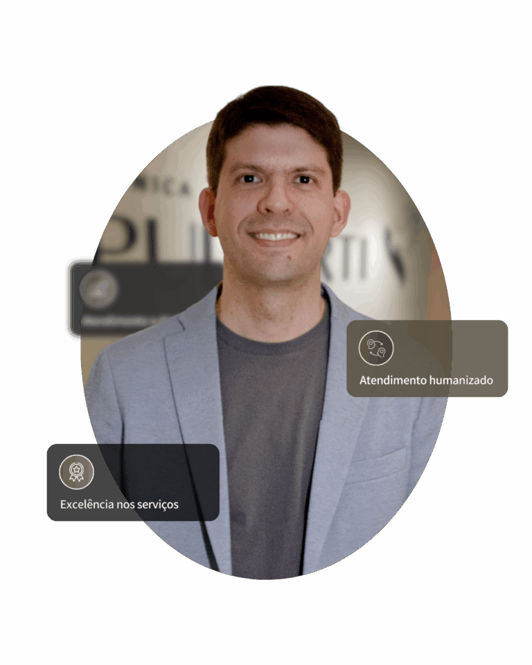 Foto do Dr. Murilo Vilela, cardiologista especializado em insuficiência cardíaca e transplante, sorrindo na fachada da Clínica Pulsarti