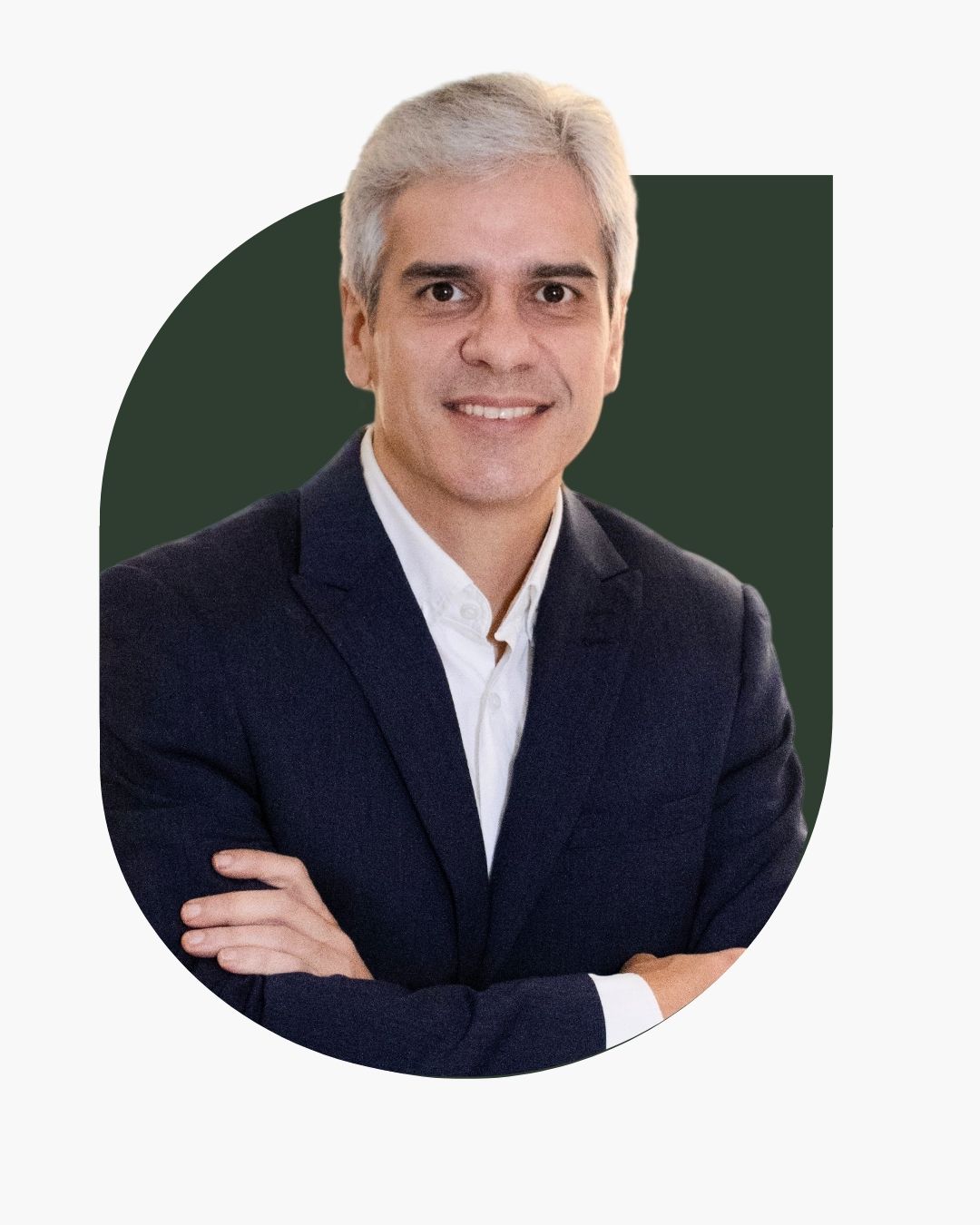 Foto do Dr. Matheus Marques, cardiologista e especialista em ecocardiograma, sorrindo na fachada da Clínica Pulsarti