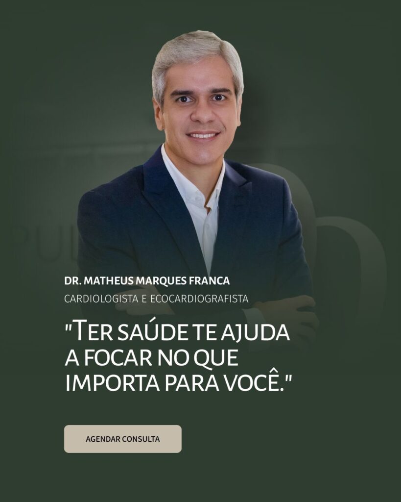 Foto do Dr. Matheus Marques, cardiologista e especialista em ecocardiograma, sorrindo na fachada da Clínica Pulsarti