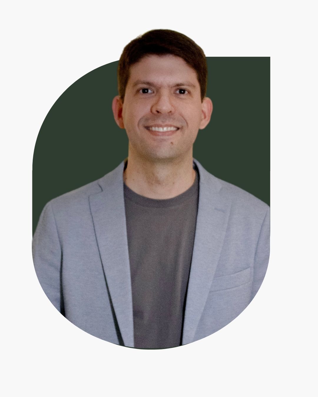 Foto do Dr. Murilo Vilela, cardiologista especializado em insuficiência cardíaca e transplante, sorrindo na fachada da Clínica Pulsarti