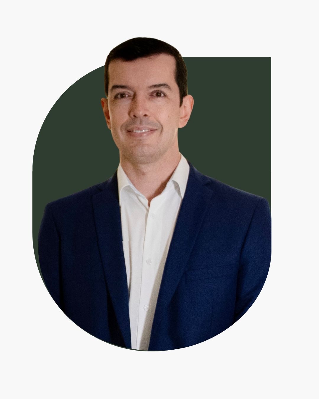 Foto do Dr. Rafael Cortes, cardiologista e intensivista, sorrindo na fachada da Clínica Pulsarti