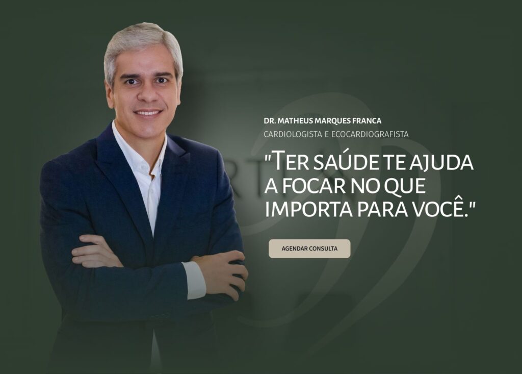 Foto do Dr. Matheus Marques, cardiologista e especialista em ecocardiograma, sorrindo na fachada da Clínica Pulsarti
