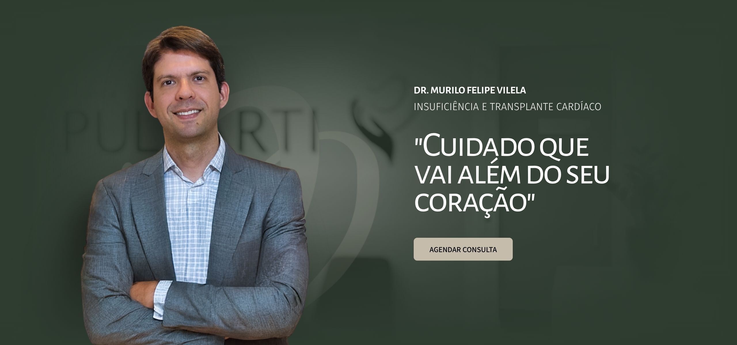Foto do Dr. Murilo Vilela, cardiologista especializado em insuficiência cardíaca e transplante, sorrindo na fachada da Clínica Pulsarti