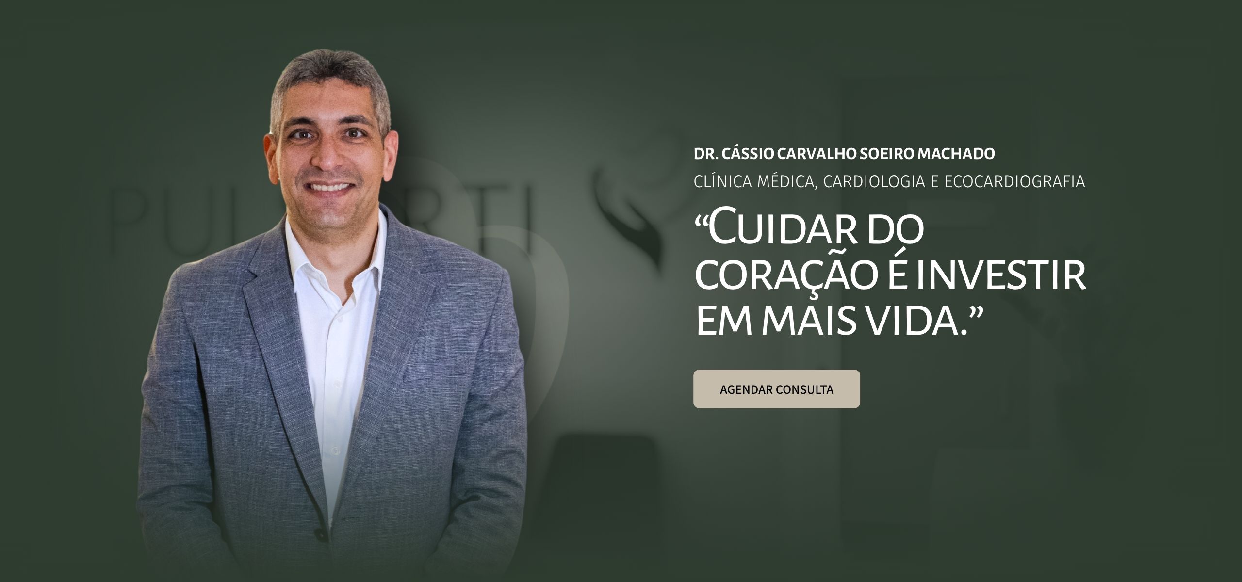 Foto do Dr. Cássio Soeiro, cardiologista e especialista em ecocardiograma, sorrindo na fachada da Clínica Pulsarti
