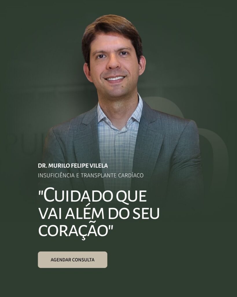 Foto do Dr. Murilo Vilela, cardiologista especializado em insuficiência cardíaca e transplante, sorrindo na fachada da Clínica Pulsarti