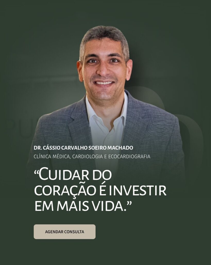 Foto do Dr. Cássio Soeiro, cardiologista e especialista em ecocardiograma, sorrindo na fachada da Clínica Pulsarti