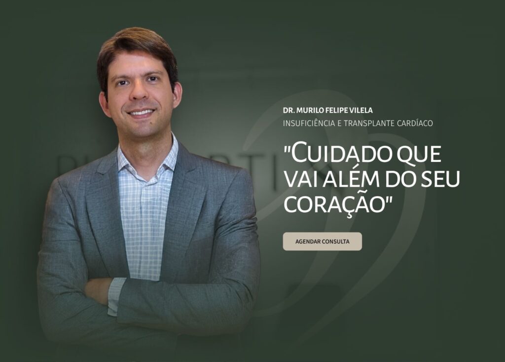 Foto do Dr. Murilo Vilela, cardiologista especializado em insuficiência cardíaca e transplante, sorrindo na fachada da Clínica Pulsarti