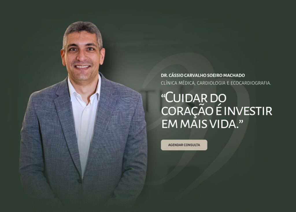 Foto do Dr. Cássio Soeiro, cardiologista e especialista em ecocardiograma, sorrindo na fachada da Clínica Pulsarti